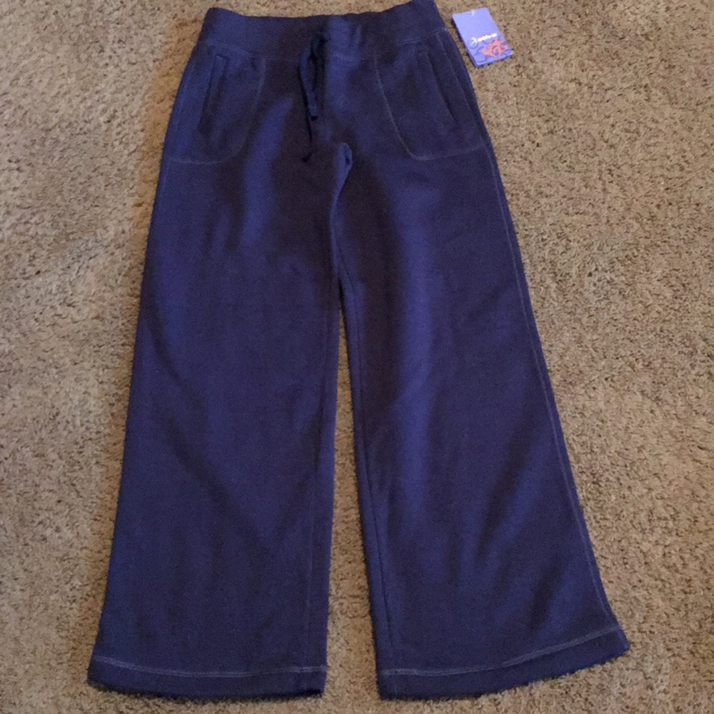 NWTs Ativa Navy sweatpants Sz M (10-12).